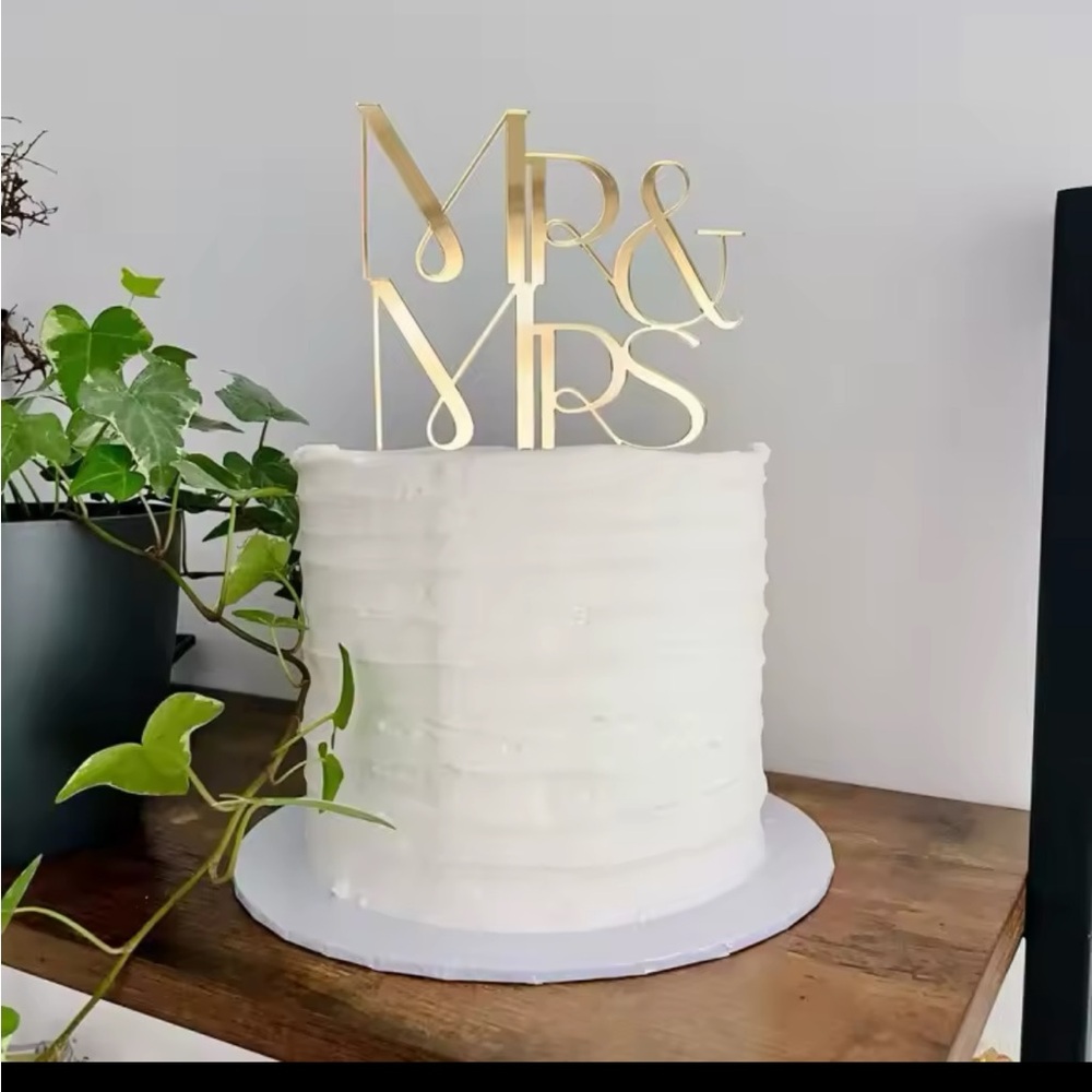 Elegant Gold 'Mr & Mrs' Cake Topper